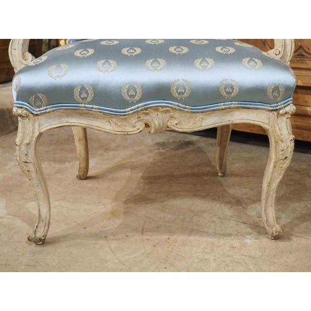 18th Century French Painted Louis XV Fauteuil À La Reine Armchair With Blue Silk For Sale In Dallas - Image 6 of 18
