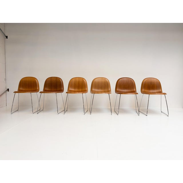 This is the oak Gubi 3D chair by Komplot Design. An iconic design from 2003, it was the first to utilize an innovative 3D...