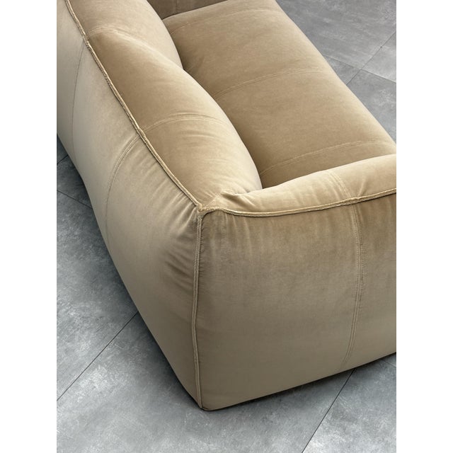 Le Bambole 2-Seater Sofa in Camel Velvet by Mario Bellini for B&B Italia, 1970s For Sale - Image 6 of 8