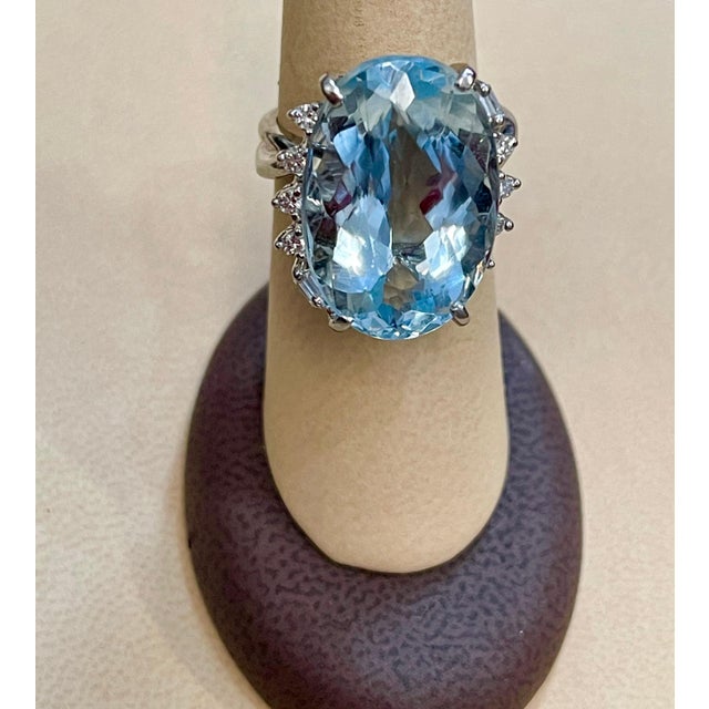 Aqua 25 Carat Natural Aquamarine and Diamond Cocktail Ring 18 Karat Gold, Estate For Sale - Image 8 of 18