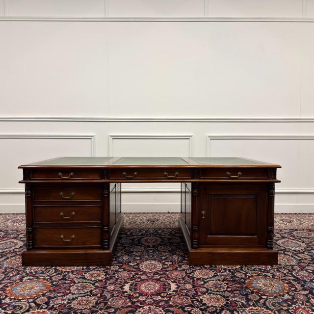 Large Classic English Desk in Leather For Sale - Image 3 of 18
