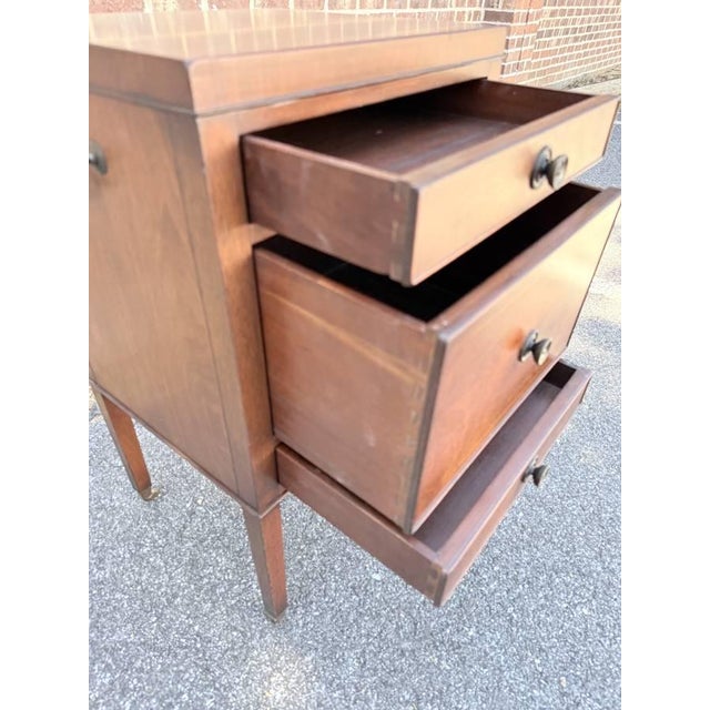 Early 20th Century Pair of Regency Style Inlaid Mahogany Three Drawer Bedside Tables/ Nightstands For Sale In Washington DC - Image 6 of 18