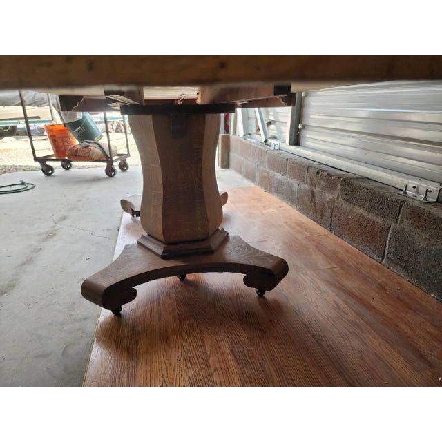Farmhouse Antique Hoffmann & Co. Expanding Oak Pedestal Dining Table – Early 1900s For Sale - Image 3 of 13