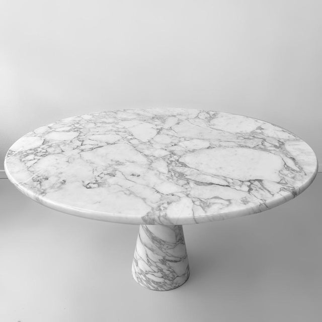 Splendid white arabescato marble table, model M1, by the renowned designer Angelo Mangiarotti, produced by Skipper in...