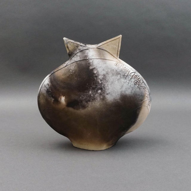 Mary Dewey Gates 1995 Signed Sitting Cat Original Studio Art Pottery Sculpture For Sale - Image 4 of 9