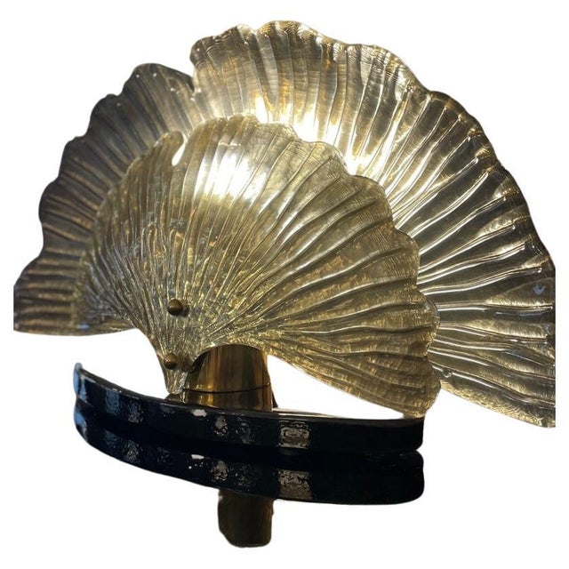 1980s Murano glass table lamp in mirrored gold finish, composed of two ginkgo leaves. The design features a smaller leaf...