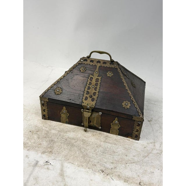 Beautiful and antique Indian jewelry box in wood and brass from the late 19th century. An excellent decorative item and...