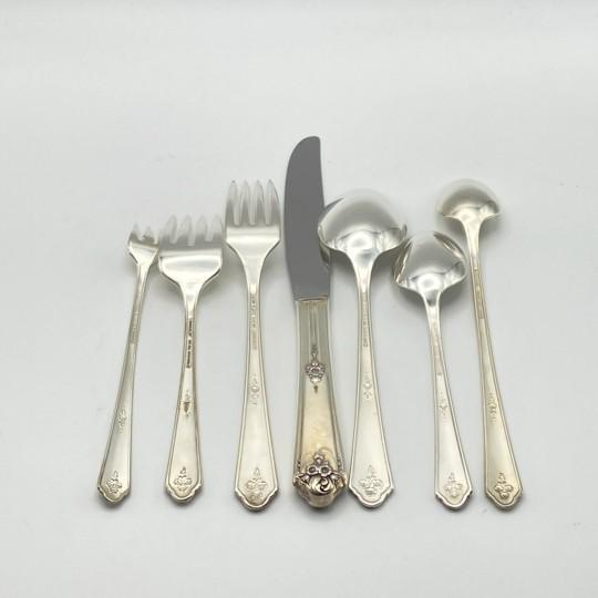 1940s 1940s Oneida Community Tudor Silverplate "Sweet Briar" 72-Piece Set (Service for 8 With Bonus Pieces and Wooden Chest) Vintage 1948 For Sale - Image 5 of 18