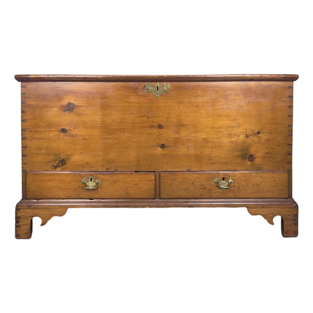 Late 18th Century American Queen Anne Style Pine Blanket Chest Pennsylvania For Sale