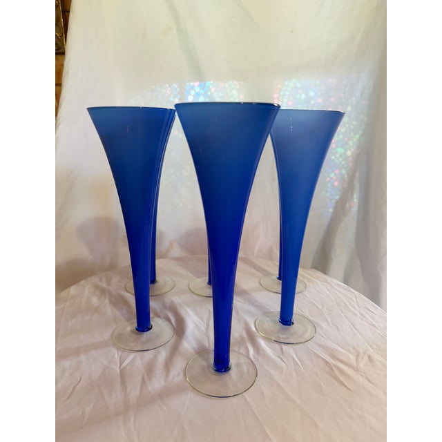Vintage post modern Hollow Stem cobalt blue flutes set of 6. This fun champagne flutes from the 1980’s.