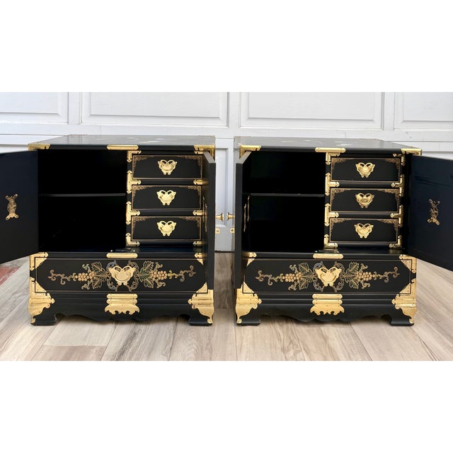 Chinoiserie Pair of 1970s Chinoiserie Black Lacquer Nightstands With Hand-Painted Birds & Brass Hardware For Sale - Image 3 of 17