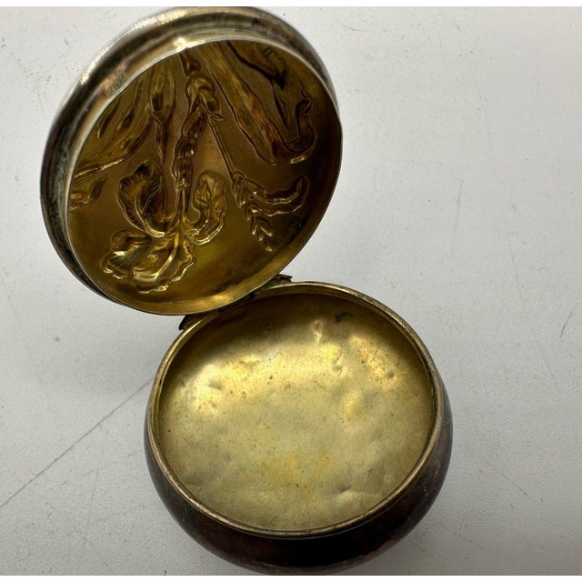 Antique Art Nouveau Silver Snuffbox with Floral Decoration in Relief on the Lid, 1890s For Sale - Image 6 of 13