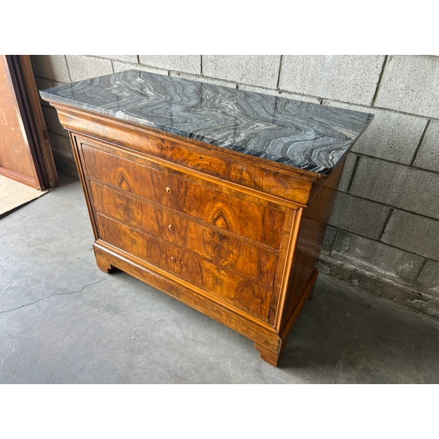 English Louis Philippe French Walnut Commode / Chest of Drawers With Silver Wave Marble Top For Sale - Image 3 of 14