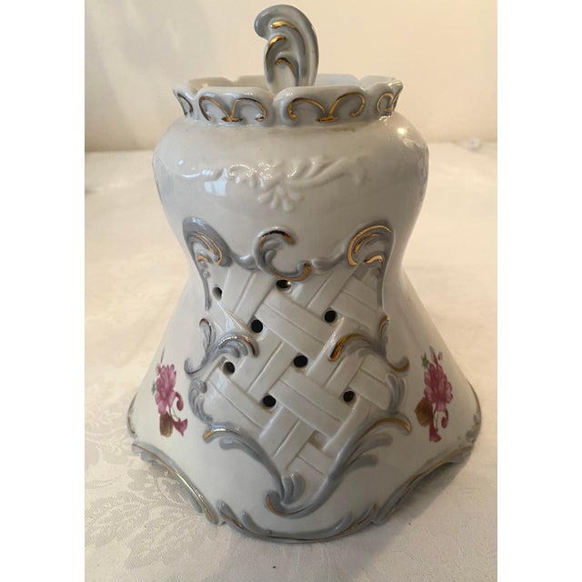 Vintage Porcelain Capodimonte/Dresden Style Figural Nobel Lady Boudoir Lamp With Matching Reticulated Shade Excellent Condition For Sale - Image 9 of 14