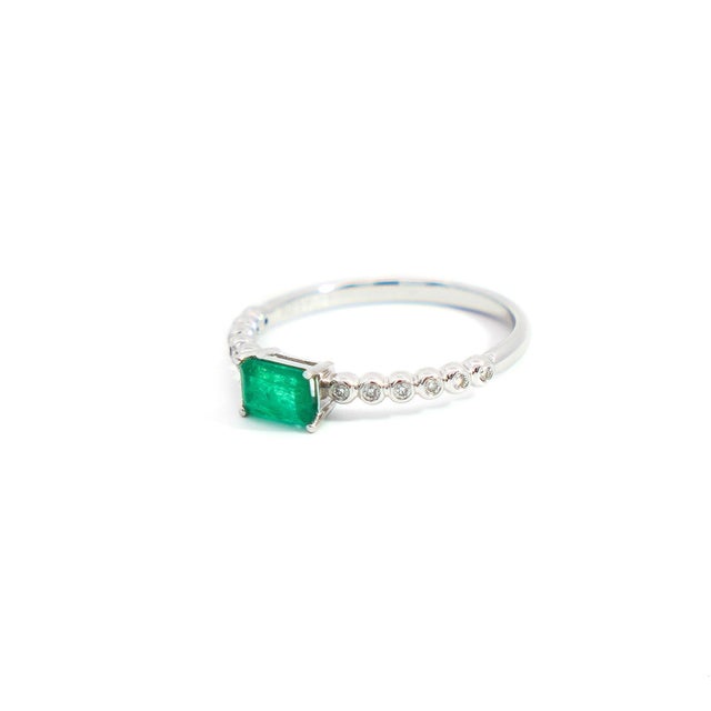Natural Emerald and Diamond Ribbed Thin Stacking Ring in 18k White Gold Size 6.5 For Sale - Image 4 of 12