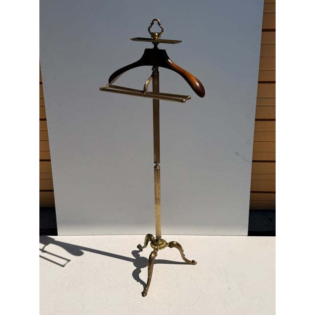 Italian brass and wood gentleman’s valet stand with cabriolet legs in the style of Maison Jansen