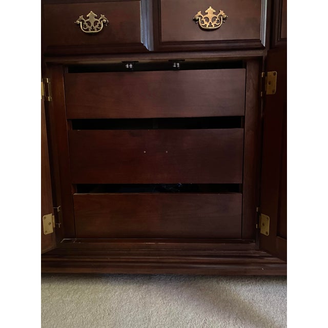 Late 20th Century Broyhill Premier "Ethan Allen Style" Cherry Wood Triple Dresser & Triptych Split Swan-Neck Pediment Top Mirror Mint Condition For Sale - Image 17 of 18