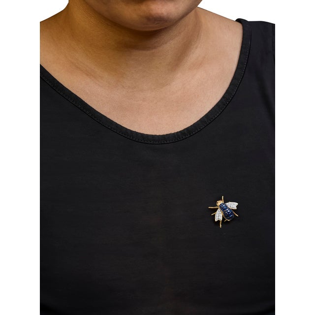 18K Yellow Gold 3/8 Cttw Diamond and 5 4/5 Cttw Blue Sapphire Bumblebee Brooch Pin (F-G Color, VS2-SI1 Clarity) For Sale - Image 4 of 5