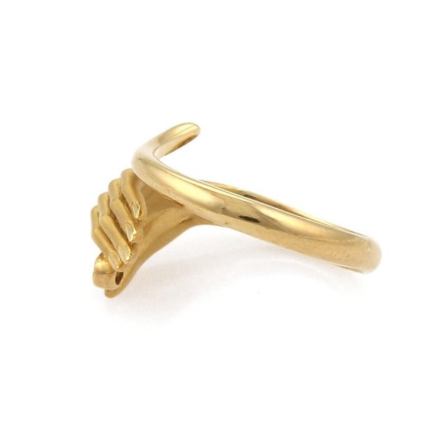 The Carrera y Carrera Diamond 18k Yellow Gold Ring in size 5.5 is a luxurious and detailed piece of fine jewelry. Made in...