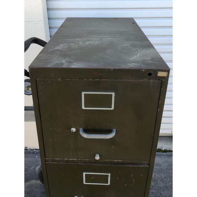 Mid century vintage Yawman Erbe New York four drawer standard size green metal file cabinet. Looks great for a variety of...