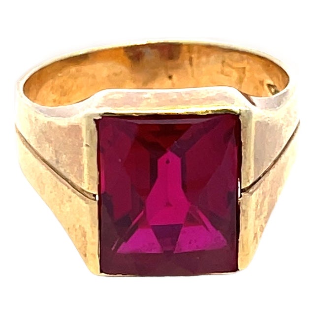 14k Yellow Gold Emerald-Cut Red Stone Ring, Size 6 For Sale