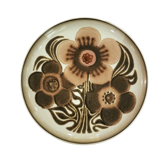 Westbury "Poppy Pattern" Plates, Made in England. The Group Includes - 11 Dinner, 16 Lunchen, 3 Desserts For Sale - Image 4 of 6