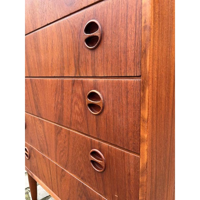 This teak chest of drawers from Denmark impresses with its clean, balanced mid-century design and high-quality...
