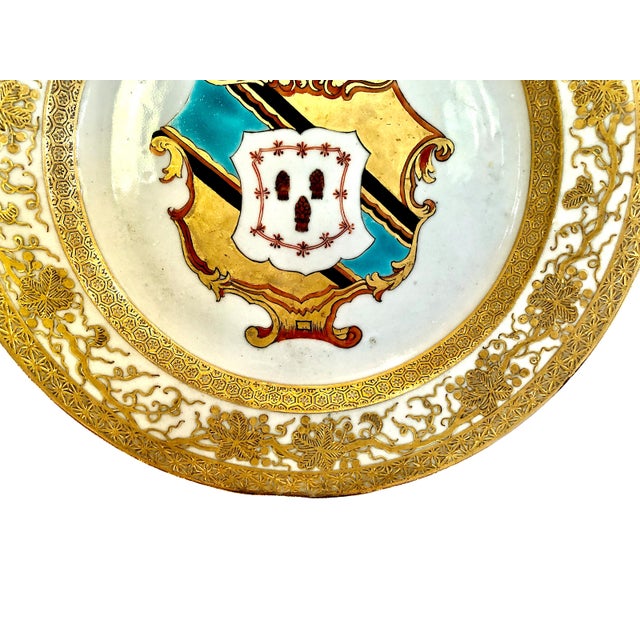 Pair of Chinese Export 1740 Hanbury Armorial Dinner Plates For Sale - Image 11 of 14