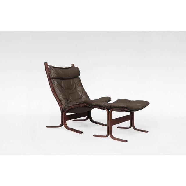 A classic 1970s Siesta lounge chair with ottoman by Ingmar Relling for Westnofa, crafted in Norway and widely recognised...