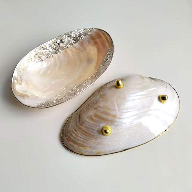 Art Deco Artistic Vessels Inlaid With Natural Seashells Using Metal Craftsmanship For Sale - Image 3 of 3