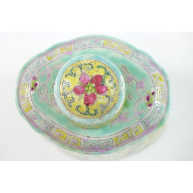 Early 20th Century Chinese Porcelain Jars with Tops - A Pair For Sale - Image 4 of 6