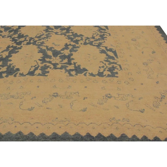 This gorgeous transitional handmade rug follows an abstract pattern which exotically repeat like a continuous reflection....