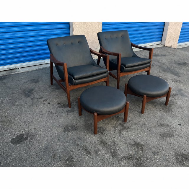 Mid-Century Modern Modern Mid Century Black Leather Lounge Chairs With Ottomans For Sale - Image 3 of 9
