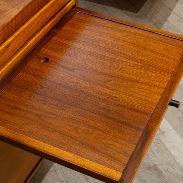 Brown Mid-Century Walnut Executive Desk by Jens Risom for Jen Risom Designs c.1950 For Sale - Image 8 of 13