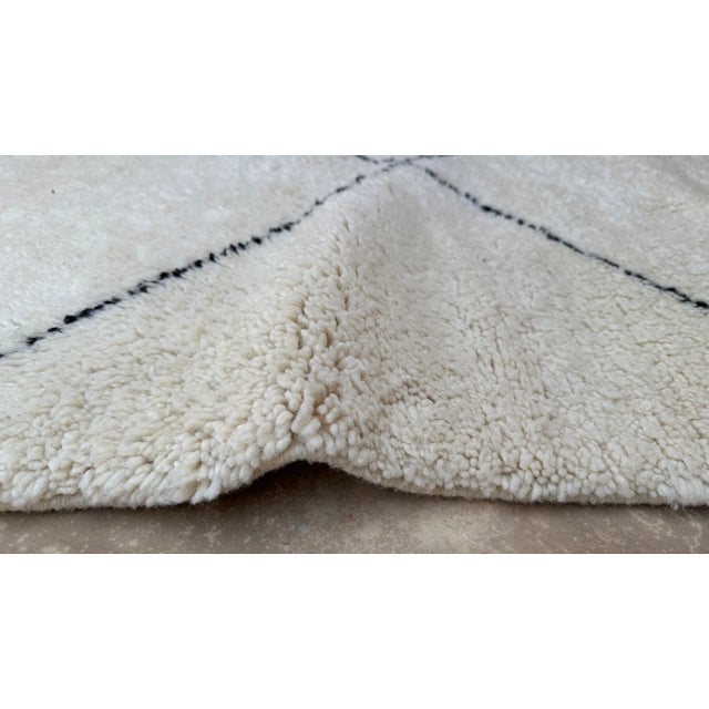 Mid-Century Modern Moroccan Contemporary White & Cream Rug - 6'11" X 9'10" Ft For Sale - Image 3 of 8