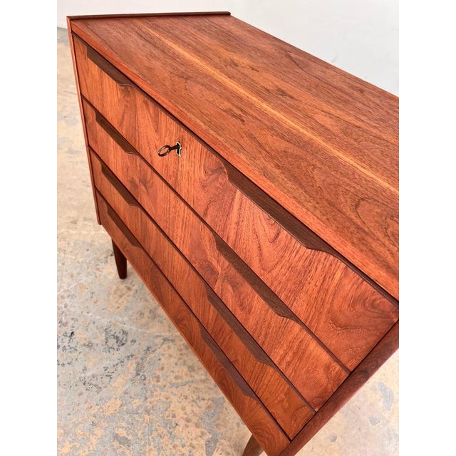 This Danish teak chest of drawers is a wonderful example of the understated elegance and functionality of Scandinavian...