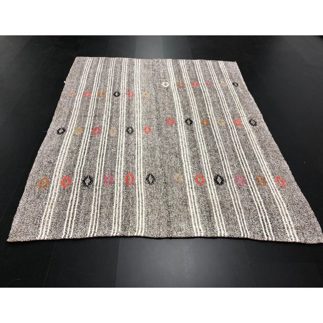 1960s Vintage Turkish Aztec Handmade Floral Patterned Area Kilim Rug- 5′3″ × 6′9″ For Sale In Phoenix - Image 6 of 11