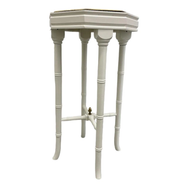 1950s Hollywood Regency Style White Pedestal Side Table With Brass Tray Top For Sale