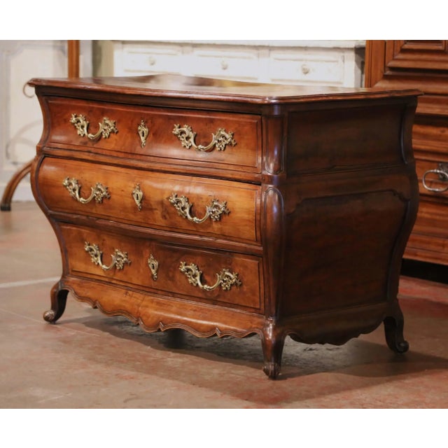 18th Century French Louis XV Mahogany Three-Drawer Commode Tombeau From Bordeaux For Sale In Dallas - Image 6 of 13