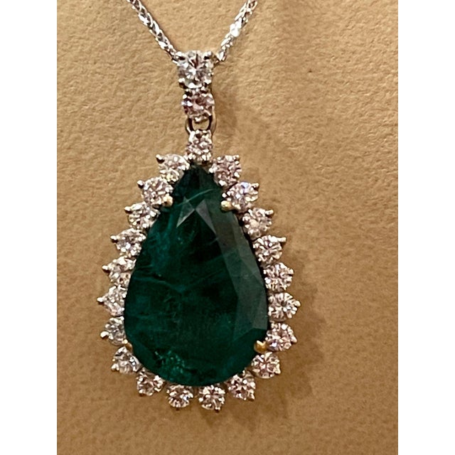 15 Ct Pear Hydro Emerald & 4 Ct Diamond Pendent/Necklace 18 Kt White Gold For Sale - Image 10 of 18