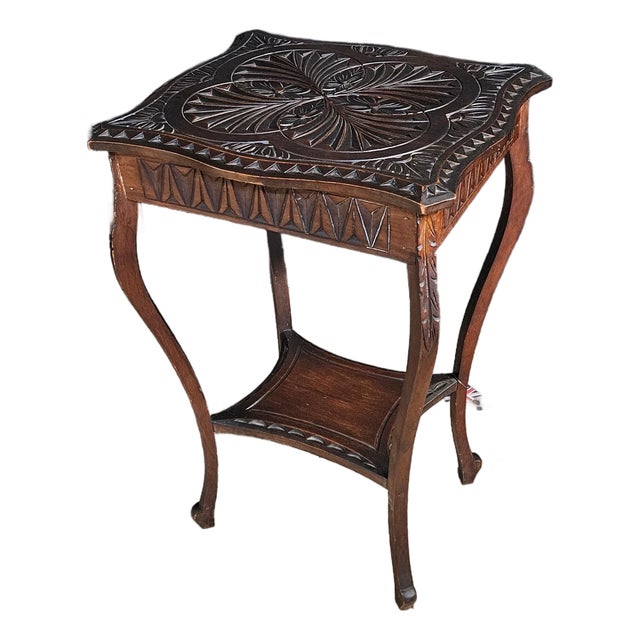 Late 19th Century Pretty English Oak Carved Top Shaped Leg Side Table For Sale