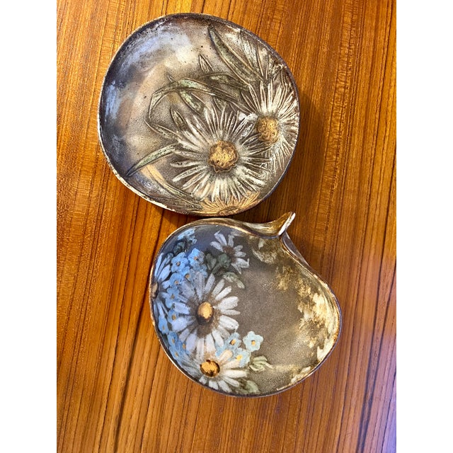 Ceramic Mid 20th Century Alexander Kostanda Vallauris Floral Bowl and Plate 2-Piece Set, *Hand-Signed* For Sale - Image 7 of 7