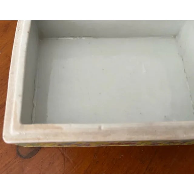 Chinese Guangxu Period Late 19th Century Porcelain Hand Decorated Box For Sale In Philadelphia - Image 6 of 6