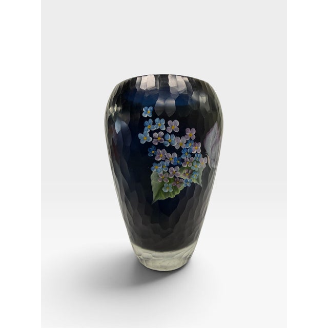 Mid 20th Century Signed Fenton Art Glass Faceted Cut-to-Clear Vase by Kathleen Sponsler – Hummingbird & Hydrangeas For Sale - Image 5 of 8