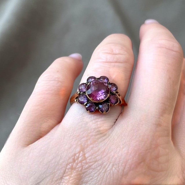 Antique Victorian 14k Gold Daisy Cluster Ring — Natural Rhodolite Garnets, Size 8 For Sale - Image 6 of 6