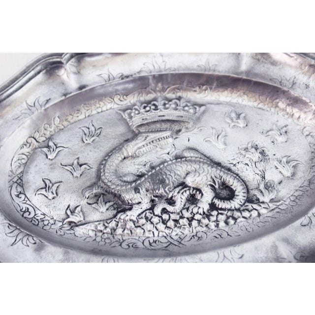 Decorative dish by François Première in tin from the 60s Bring a touch of history to your interior decoration with this...