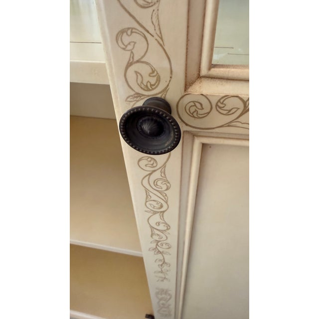 Cream 1980s John Widdicomb Neoclassical Lighted Display Cabinet in Cream Finish For Sale - Image 8 of 14