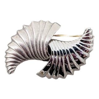 Vintage 1984 Signed Monet Matte & Smooth Rhodium Plated Brooch For Sale
