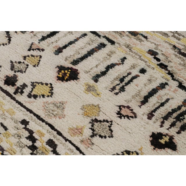 Rug & Kilim’s Contemporary Moroccan Style Rug With Berber Geometric Patterns For Sale In New York - Image 6 of 7