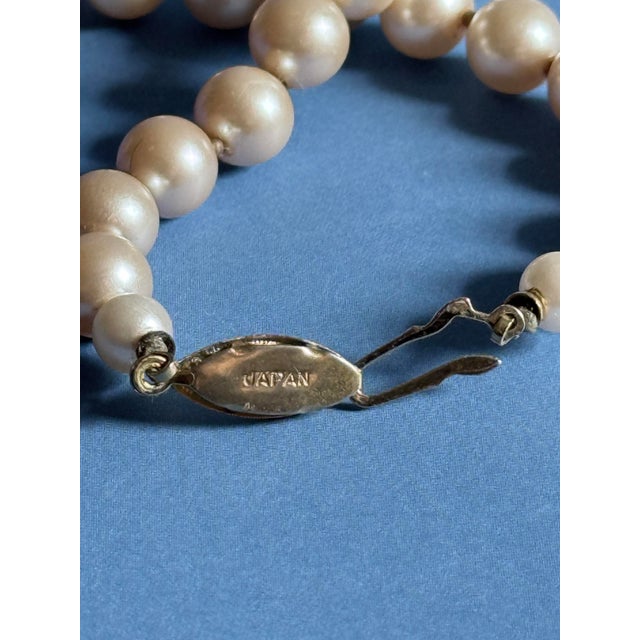 1970s Vintage Mid Century Japanese Glass Faux Pearl Necklace With Filigree Fishhook Clasp For Sale - Image 5 of 10